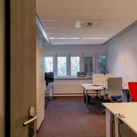 Spacious office to rent at Eindhoven High Tech Campus features modern furnishings, large windows for natural light, and ergonomic chairs, creating a productive work environment.