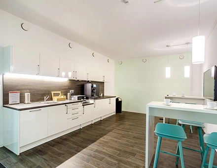 Bright office pantry at Mergenthaler Allee 15-21, Eschborn, ready for rent. Ideal for office space rental, featuring modern kitchen amenities and seating area.