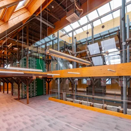 Spacious office to rent at Prins Hendrikkade 3 in Franeker with modern design and ample light from large windows.