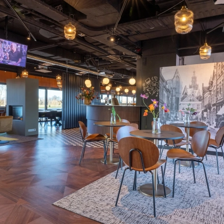 Modern office space with stylish seating and a vibrant design, ideal for rent in Gouda. Features cozy lighting and artistic decor, making it perfect for office space rental.