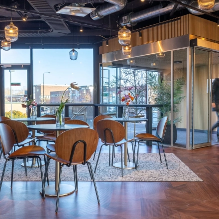 Bright office space in Gouda with modern furnishings, featuring stylish seating and vibrant decor ideal for meetings and workspace rentals.