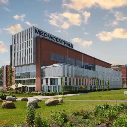 Exterior view of an office building at Helperpark 270-298, Groningen, ideal for office space rental.