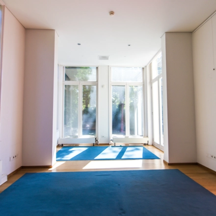Bright office space with large windows at Prinsen Bolwerk 1, ideal for rent in Haarlem Centraal Station area.