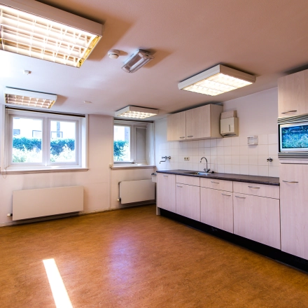 Bright furnished office space with kitchen amenities at Prinsen Bolwerk 1, ideal for those seeking an office to rent in Haarlem Centraal Station.