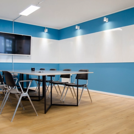 Bright conference room with a large table and chairs, ideal for office space rental at Versmannstraße 4, Hamburg Hafencity.