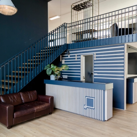 Stylish office to rent at Versmannstraße 4, Hamburg Hafencity, featuring a cozy seating area and modern design.