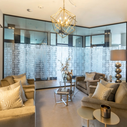 Elegant office space rental at Hohe Bleichen 8, Hamburg Neustadt, featuring stylish seating and a modern chandelier.