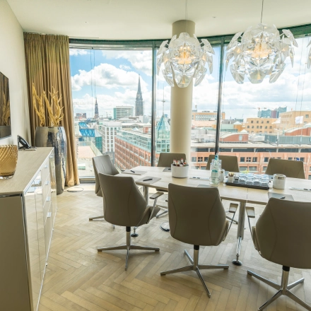 Conference room at Hohe Bleichen 8, Hamburg Neustadt, featuring a table with chairs and a view of the city, ideal for office space rental.