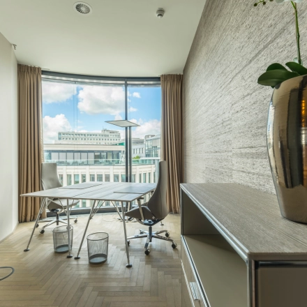 Furnished office space at Hohe Bleichen 8 in Hamburg Neustadt, featuring modern decor and natural light. Ideal for those seeking office space rental.
