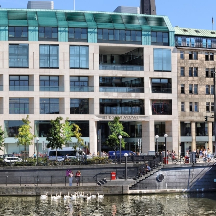 Exterior view of an office building on Ballindamm 39 in Hamburg Old Town, suitable for office space rental.