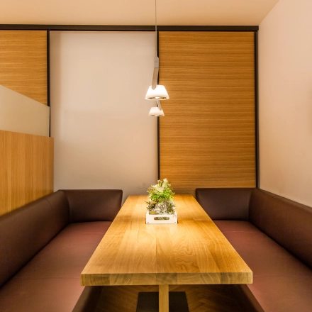 Cozy furnished office space with built-in seating and a wooden table at Ballindamm 39, perfect for rent office space in Hamburg Old Town.
