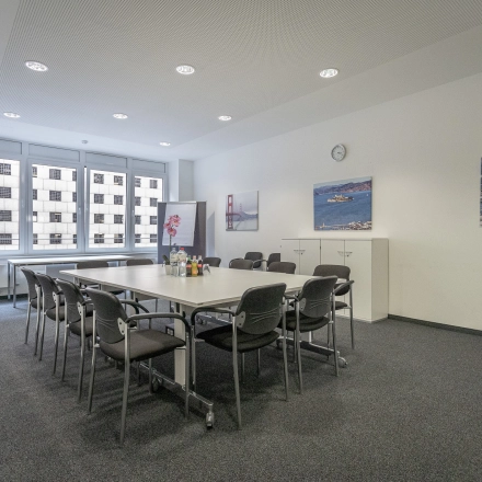 Bright office space at Raboisen 38, Hamburg Old Town, featuring a conference table and chairs, ideal for meetings and office to rent opportunities.