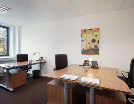 Furnished office space at Bahnhofstraße 8, Hannover Mitte, featuring desks and modern chairs for rent.