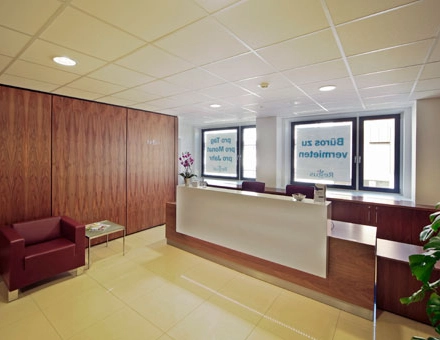 Furnished reception area at Bahnhofstraße 8, Hannover Mitte, ideal for office space rental with modern chairs and a sleek desk.