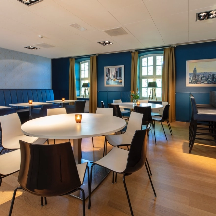 Chic office space rental in Harderwijk at Ceintuurbaan 2 featuring elegant seating with modern tables, ambient lighting, and stylish decor for a productive work environment.