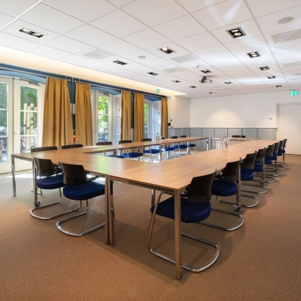 Spacious conference room at Ceintuurbaan 2, Harderwijk, with natural light, modern furnishings, and a large table for meetings. Ideal for businesses seeking office space rental with exclusive facilities.