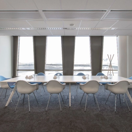 Modern conference room with long table and chairs, ideal for office space rental at Saturnusstraat 40-62, Hoofddorp.