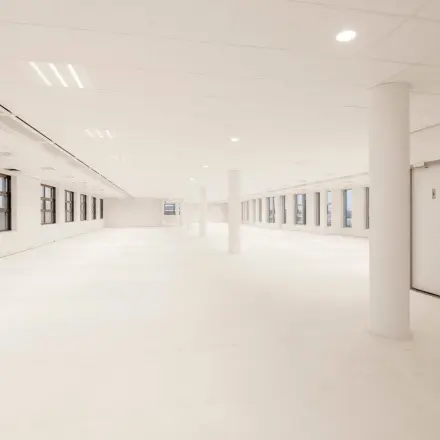 Spacious office to rent in Hoofddorp with ample natural light and open floor plan, perfect for customization. Ideal for office space rental at Siriusdreef 16.