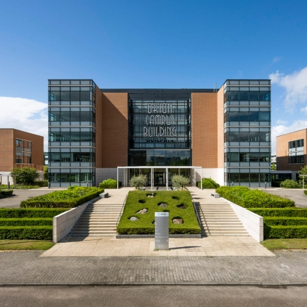 Front view of a modern office building at Siriusdreef 60, Hoofddorp. Spacious exterior with a sleek façade and landscaped greenery, perfect for businesses seeking office space rental.