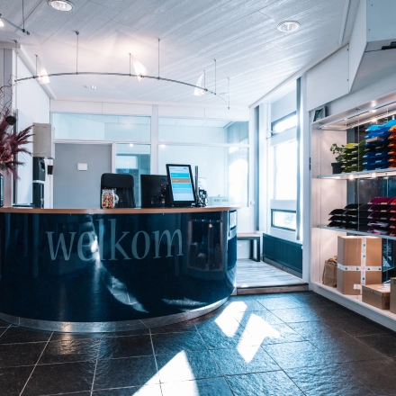 Reception area at De Vos van Steenwijklaan 75 in Hoogeveen, showcasing a welcoming front desk with modern decor, perfect for office space rental.
