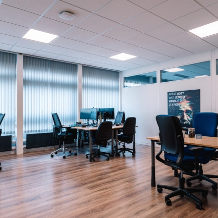 Well-lit office space with desks and chairs available for rent at De Vos van Steenwijklaan 75, Hoogeveen, featuring workstations and modern decor.