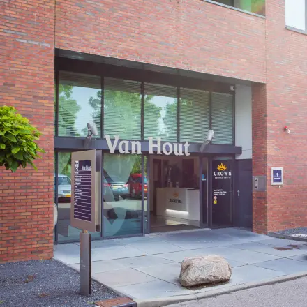 Exterior entrance of an office space at Pompoenweg 3 - 15 in Leiden, featuring a glass doorway and brick facade.