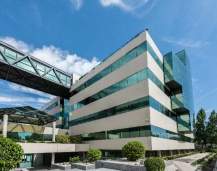 Exterior view of a modern office building at Calle de Francisca Delgado 9 in Madrid Alcobendas, ideal for office space rental with its sleek design.