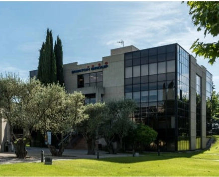 Exterior view of office building at Calle de la Azalea 1, Madrid Alcobendas, ideal for office space rental.