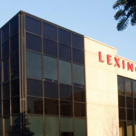 Exterior view of office space available for rent at Calle de la Caléndula 93, Madrid Alcobendas, showcasing a modern facade with large windows.