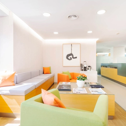 Bright office space at Calle de la Caléndula 93 in Madrid Alcobendas, featuring cozy seating and a welcoming atmosphere for an ideal office space rental.