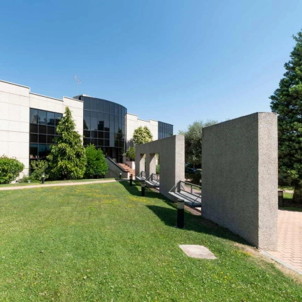 Exterior view of an office building located at Calle de la Caléndula 93 in Madrid Alcobendas, perfect for rent office space with modern glass facade and surrounding greenery.