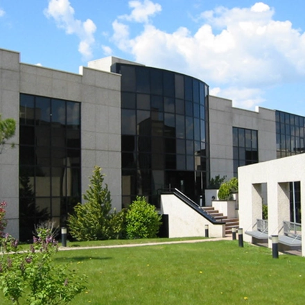 Exterior view of office building at Calle de la Caléndula 95, Madrid Alcobendas, with large windows and a garden. Ideal location for office space rental.