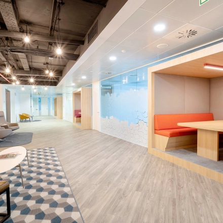 Modern office space at Paseo de la Castellana 79 in Madrid Azca, featuring stylish seating areas and meeting nooks, ideal for office space rental.