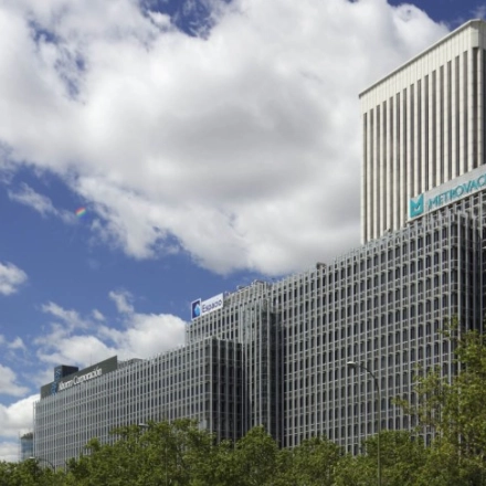 Exterior view of the office building at Paseo de la Castellana 93 in Madrid Azca, ideal for office space rental.