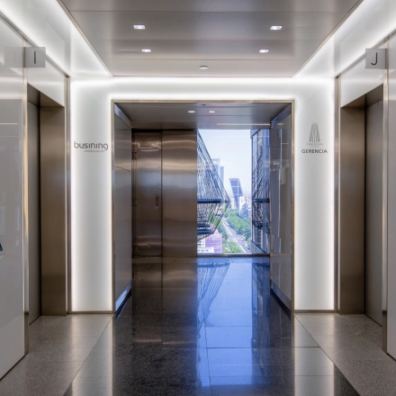 Modern elevator lobby at Paseo de la Castellana 95, Madrid Azca, ideal for office space rental opportunities.