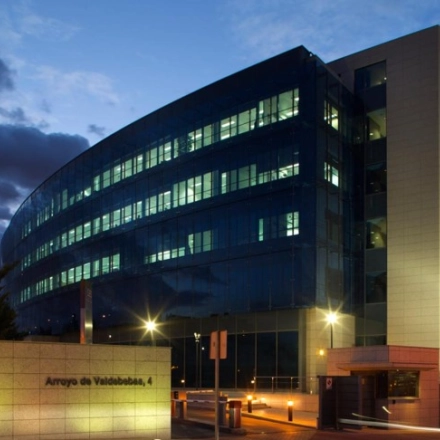 The exterior of an office building at Calle Arroyo de Valdebebas 4 in Madrid Hortaleza, perfect for office space rental.
