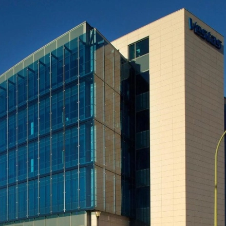 Exterior view of an office building available for rent at Calle Arroyo de Valdebebas 4, Madrid Hortaleza, ideal for office space rental.
