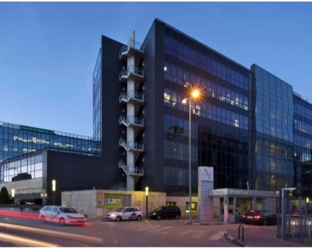 Modern office building exterior located at Calle Vía de los Poblados 3 in Madrid Hortaleza, suitable for office space rental.