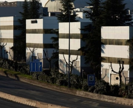 Exterior view of office buildings at Calle Ochandiano 6 in Madrid Moncloa with surrounding greenery.