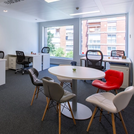 Bright office space with desks and chairs, ideal for rent office space in Madrid Retiro on calle de O'Donnell.