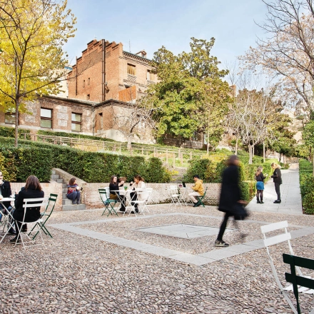 Outdoor seating area at Calle Vandergoten 1, Madrid Retiro, where people are engaged in informal meetings, ideal for rent office space opportunities.