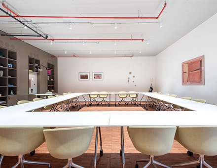 Spacious, well-lit meeting room with a U-shaped table setup, ideal for office space rental at Kardinaal Mercierplein 2 in Mechelen Centrum.
