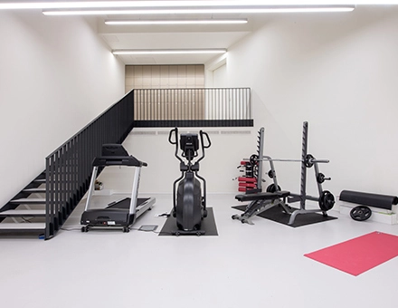 Office space rental at Kardinaal Mercierplein 2 in Mechelen Centrum featuring a minimalist gym setup with exercise equipment.