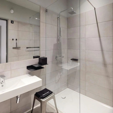 Modern office restroom with shower and sink at Weihenstephaner Straße 12, ideal for convenient office space rental in München Berg am Laim.