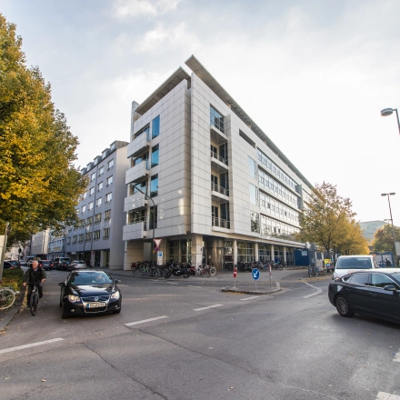 Exterior view of office building at Oskar-von-Miller-Ring 20, Munich Maxvorstadt. Ideal location for office space rental with parking and easy access.