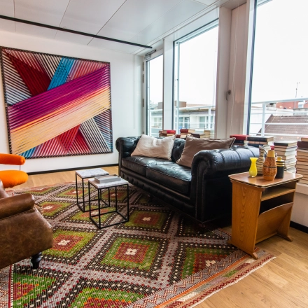 Moderne Business Lounge im Bürogebäude in München an der Herzogspitalstraße