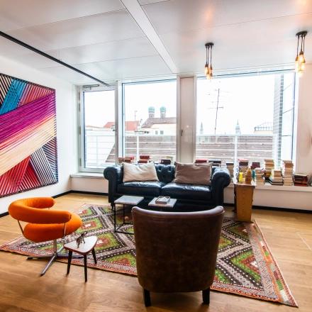 Stilvolle Business Lounge des Bürogebäudes in München