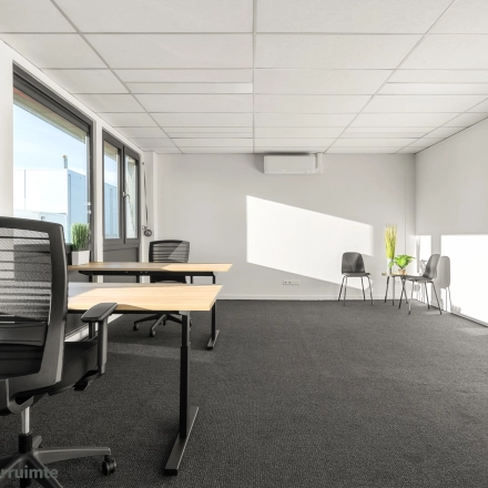 Bright office space with large windows, featuring desks and chairs, perfect for an office space rental at Nijverheidsweg 9B, Nieuwegein.