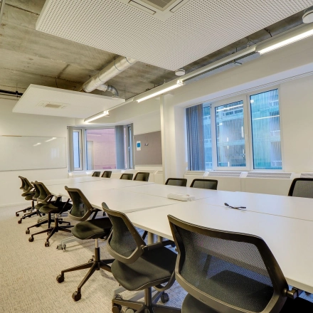 Spacious, modern conference room at Zoomstede 19, Nieuwegein featuring a long table surrounded by ergonomic chairs and large windows for natural light, ideal for office space rental.