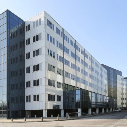 Exterior view of a modern office building at Zoomstede 19, Nieuwegein. The sleek glass and concrete facade is ideal for businesses looking for office space rental in a professional environment.